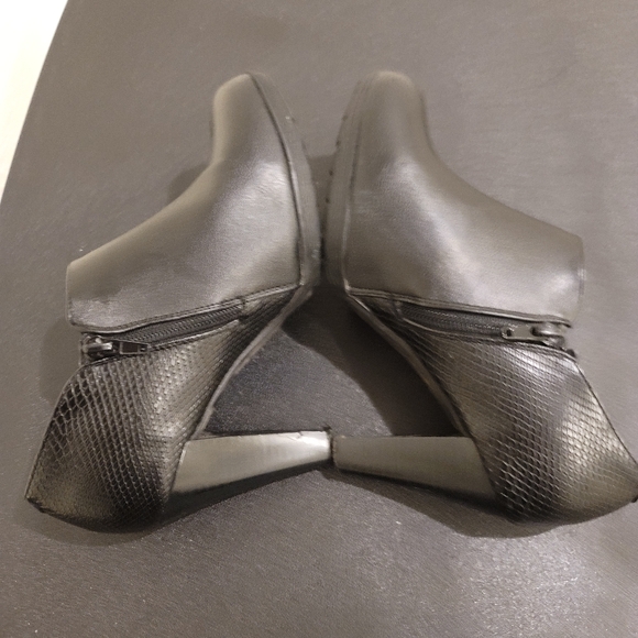 WHITEMT SIDE ZIPPER CLOUSURE BLOCK-HEEL BOOTIES - Picture 14 of 14